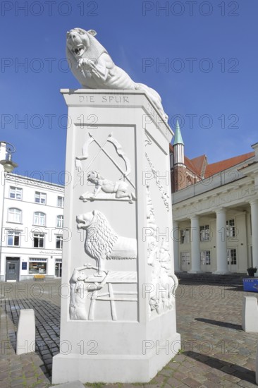 White Lion Monument by Peter Lenk 1996 with inscription The Trace of the Lion and monument to the city founder Henry the Lion Duke of Saxony, relief, stone sculpture, modern art, city history, Am Markt, Schwerin, Mecklenburg-Vorpommern, Germany