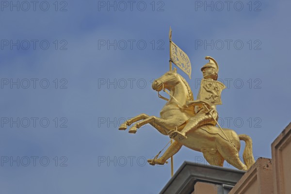 Golden equestrian figure with city coat of arms and flag, monument to city founder Henry the Lion, Duke of Saxony, cut-out, roof figure, sculpture, detail, Old Town Hall, Am Markt, Schwerin, Mecklenburg-Vorpommern, Germany