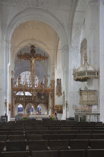 Interior view of the Gothic cathedral and pulpit with pulpit cover, rood screen with triumphal cross, pulpit bonnet, sounding board, pulpit canopy, Lübeck, Schleswig-Holstein, Germany