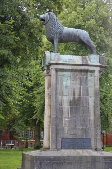 Monument to Henry the Lion, Duke of Saxony and Bavaria, founder of Lübeck, city history, lion figure, sculpture, cathedral, old town, Lübeck, Schleswig-Holstein, Germany