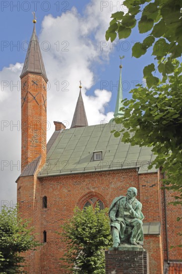 Monument to the writer and poet Emanuel Geibel by Hermann Volz 1889 and Heiligen-Geist-Hospital, brick building, bronze sculpture, Grünspan, Geibelplatz, Old Town, Lübeck, Schleswig-Holstein, Germany