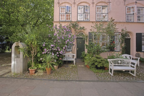 Idyllic Füchtingshof with floral decoration, garden hibiscus, Hibiscus syriacus, benches, ornamental plants, potted plants, flowers, decoration, idyll, backyard, courtyard, corridors, courtyards, Glockengießerstraße, old town, Lübeck, Schleswig-Holstein, Germany