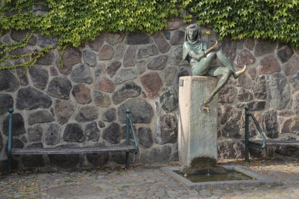 Till Eulenspiegel fountain by Karlheinz Goedtke, bronze sculpture, modern art, seated, Till Eulenspiegel, Am Markt, Mölln, Schleswig-Holstein, Germany
