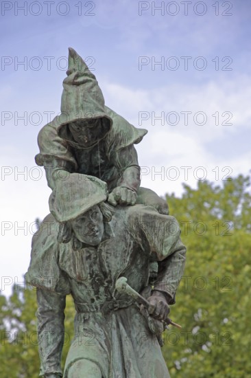 Sculpture Huckup monument by Carl Röder 1905, carrying figures on the back, modern art, bronze sculpture, loaded, transport, piggyback, carrying, shoulder, back, pointed cap, city history, legend, Hildesheim, Lower Saxony, Germany