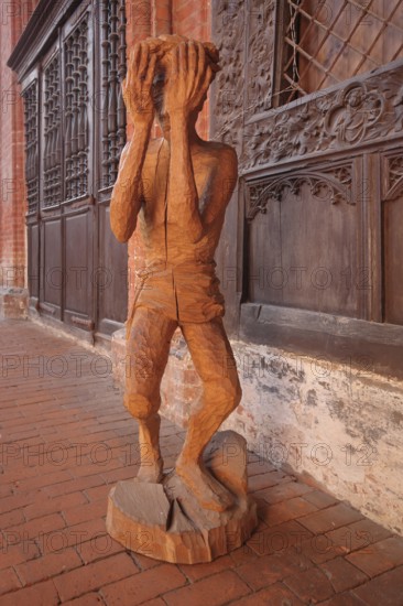 Wooden figure with hands in front of the face, interior view, wooden sculpture, modern art, wood carving, handicraft, life-size, arms, head, nothing, see, no, privacy, protect, protected, hide, hidden, fear, emotion, St. Nikolai, Wismar, Mecklenburg-Vorpommern, Germany