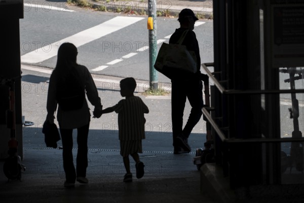 Subway, pedestrian, dark, mother and child, symbolic image