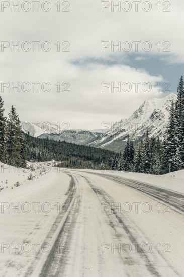 Winter road trip on the Icefields Parkway with lots of snow and ice, Banff National Park, Jasper National Park, Alberta, Canada