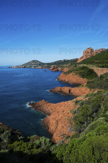 Picturesque coast and red rocks, near Anthéor, Saint-Raphaël, Massif de l'Esterel, Esterel Mountains, Département Var, Cote d'Azur, Provence-Alpes-Côte d'Azur, France