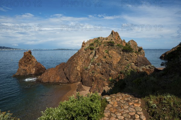 Picturesque coast and red rocks, Pointe de l'Aiguille, Théoule-sur-Mer, Massif de l'Esterel, Esterel Mountains, Département Var, Cote d'Azur, Provence-Alpes-Côte d'Azur, France
