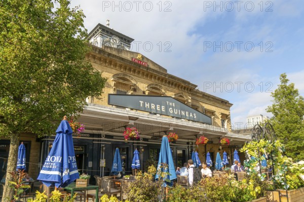 The Three Guineas, Fullers pub, Reading railway station, Reading, Berkshire, England, UK