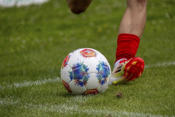 Footballer takes a corner kick***The ball is the official match ball of the Bundesliga and Bundesliga 2 in the 2025/26 season
