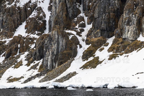 Mountain range, Sea, Alkefjellet, Spitsbergen, Svalbard