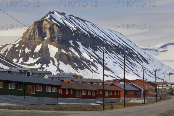 Vei 500, colourful wooden houses in front of a mountain range, road, Longyearbyen, Spitsbergen, Svalbard