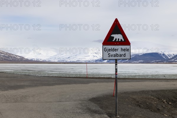 Iceberg warning, signpost, Aventdalen, Longyearbyen, Spitsbergen, Svalbard