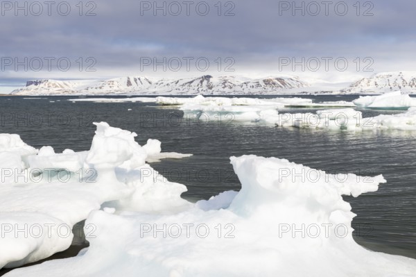 Drift ice, sea ice, sea, mountain range, Faksevagen, Spitsbergen, Svalbard