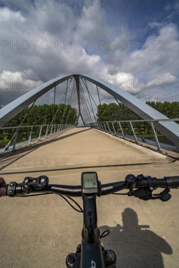 The Liniebrug, bicycle and pedestrian bridge over the Amsterdam-Rhine Canal near the village of Nigtechtew, spans the shipping canal at around 104 metres, the ramps on both sides of the canal are a good 500 metres long, gentle ascent for cyclists, connects various cycle paths south of Amsterdam, Netherlands