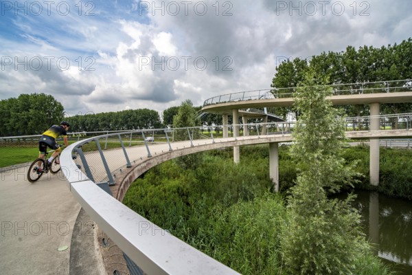 Ramp on the Liniebrug, bicycle and pedestrian bridge over the Amsterdam-Rhine Canal near the village of Nigtechtew, spans the shipping canal at around 104 metres, the ramps on both sides of the canal are a good 500 metres long, gentle ascent for cyclists, connects various cycle paths south of Amsterdam, Netherlands
