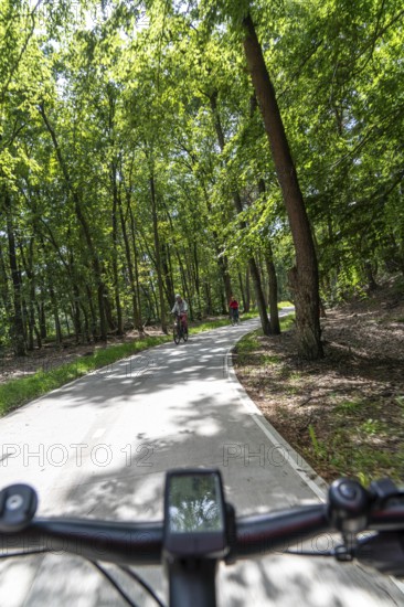 Long-distance cycle path F28, so-called Doorfietsroute, through cycle path, in the province of Utrecht, connects the city of Utrecht, as well as 4 municipalities and the city of Amersfoort, part of a cycle path network, 21 km long, mostly illuminated, mostly without crossings, pure cycle path, marked with red asphalt in town crossings, bicycles have priority over cars, completed in June 2025, Netherlands