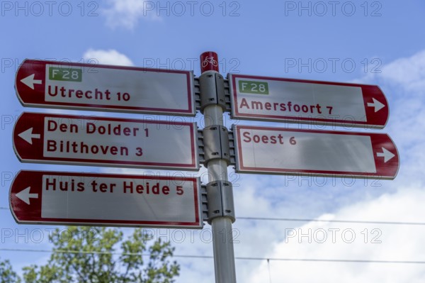 Long-distance cycle route F28, so-called Doorfietsroute, through cycle route, in the province of Utrecht, connects the city of Utrecht, as well as 4 municipalities and the city of Amersfoort, routes signposts, part of a cycle path network, 21 KM long, mostly illuminated, mostly without crossings, pure cycle path, marked with red asphalt in town crossings, bicycles have priority over cars, completed in June 2025, Netherlands