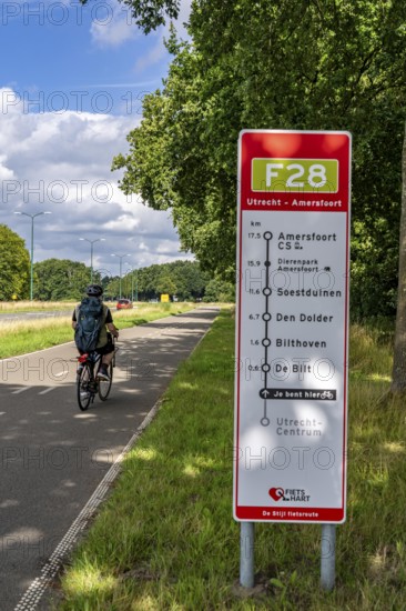 Long-distance cycle path F28, so-called Doorfietsroute, through cycle path, in the province of Utrecht, connects the city of Utrecht, as well as 4 municipalities and the city of Amersfoort, signposting, part of a cycle path network, 21 km long, mostly illuminated, mostly without crossings, pure cycle path, marked with red asphalt in town crossings, bicycles have priority over cars, completed in June 2025, Netherlands