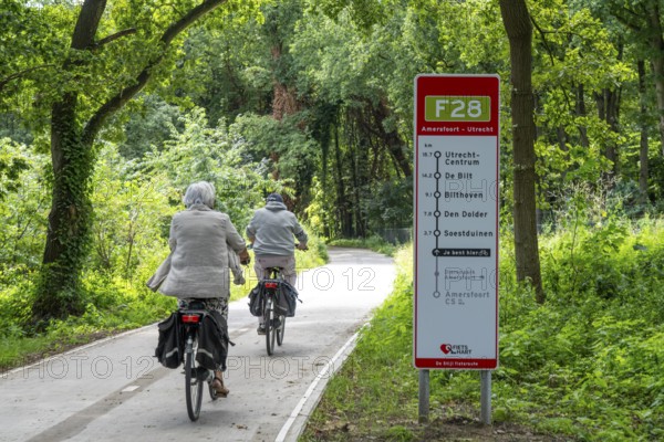 Long-distance cycle path F28, so-called Doorfietsroute, through cycle path, in the province of Utrecht, connects the city of Utrecht, as well as 4 municipalities and the city of Amersfoort, signposting, part of a cycle path network, 21 km long, mostly illuminated, mostly without crossings, pure cycle path, marked with red asphalt in town crossings, bicycles have priority over cars, completed in June 2025, Netherlands