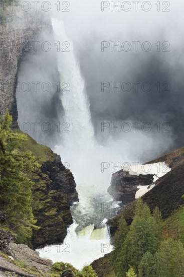 Helmcken Falls waterfall, Murtle River, Wells Gray Provincial Park, British Columbia, Canada