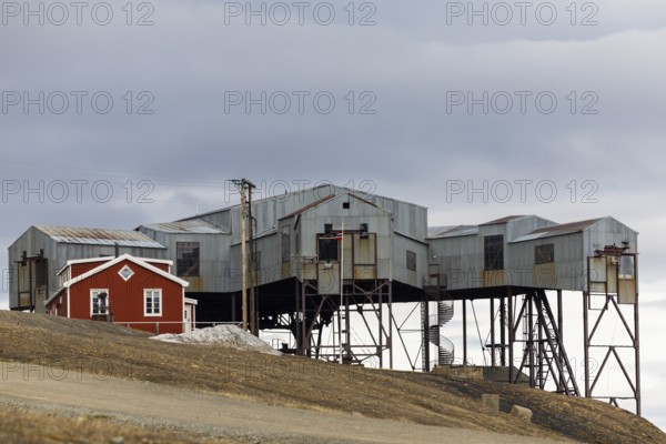 Historic coal cableway, transport cableway, coal distribution cableway, Aventdalen, Longyearbyen, Spitsbergen, Svalbard