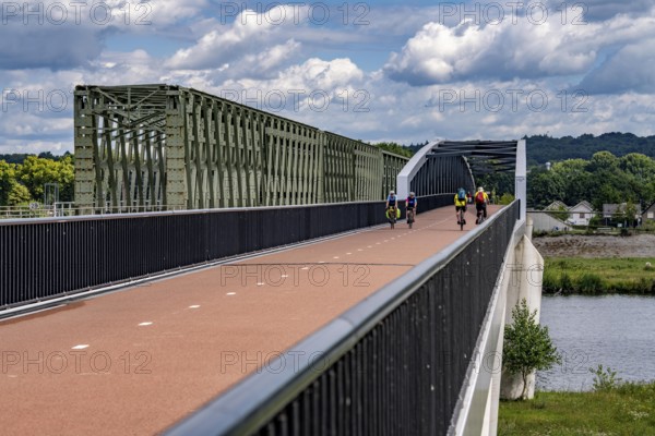 De Massover cycle path bridge, over the Meuse south of Nijmegen, near Cuijk, part of the MaasWaalpad long-distance cycle path, 12 km between Nijmegen and Cuijk, built in 2021, for 15 million euros, Meuse river crossing for cyclists and pedestrians, part of a cycle path network, used by many commuters, next to a railway bridge, Netherlands