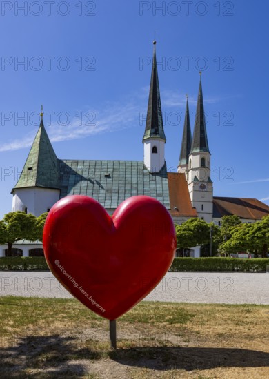 Chapel of Grace and Stiftspfarrkirche Sankt Philippus und Jakobus am Kapellplatz, place of pilgrimage, Altötting, Upper Bavaria, Bavaria, Germany