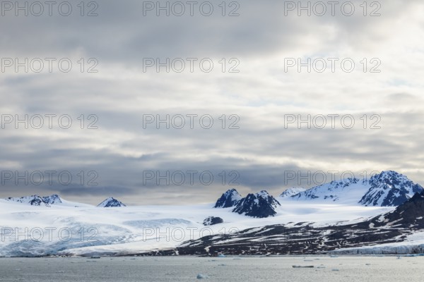 Glacier tongue, ice, mountain range, sea, Lillienhöökbreen, Spitsbergen, Svalbard