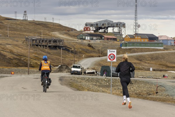 Marathon, runner in front of the historic Taubanestralen cable car, transport cable car, coal distribution cable car, Longyearbyen, Spitsbergen, Svalbard