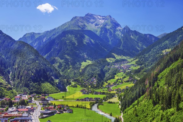 Mountain panorama with view of Finkenberg and the Grinberg peaks 2884m, Mayrhofen, Zillertal, Zillertal Alps, Tyrol, Austria