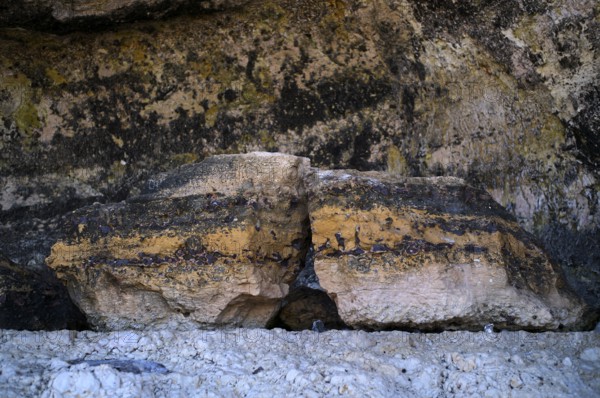 Inclusions of flint and sulphur in chalk cliffs, beach, pebble beach, Étretat, cliffs, chalk cliffs, alabaster coast, La Côte d'Albâtre, Normandy, Seine-Maritime, France