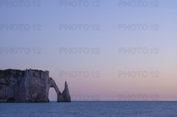 Rock arch Falaise or Porte d'Aval and rock needle Aiguille, Étretat, sea, steep coast, cliffs, chalk cliffs, alabaster coast, La Côte d'Albâtre, sunset, evening mood, atmospheric, Normandy, Seine-Maritime, France