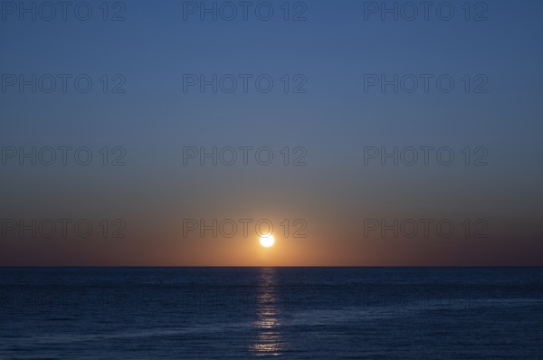Sunset by the sea, North Sea, English Channel, Étretat, evening mood, atmospheric, Normandy, Seine-Maritime, France