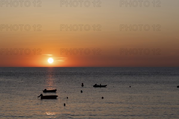 Boats in front of sunset at the sea, North Sea, English Channel, Étretat, evening mood, atmospheric, Normandy, Seine-Maritime, France