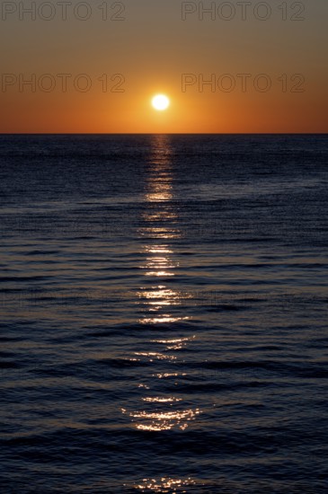 Sunset by the sea, North Sea, English Channel, Étretat, evening mood, atmospheric, Normandy, Seine-Maritime, France