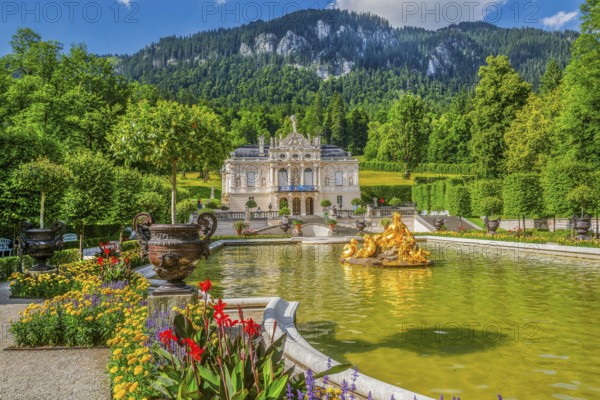 Water parterre with golden fountain and the front view of Linderhof Palace, Ettal, Ammertal, Upper Bavaria, Bavaria, Germany, UNESCO World Heritage Site