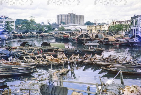 Port activity, sampan boats on the Singapore River, Singapore, southeast Asia c 1963
