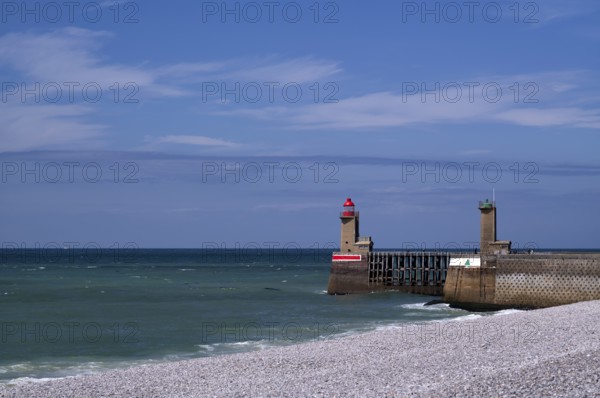 Sea, lighthouse Feu de la jetée Sud, lighthouse, red, Phare de Fécamp, green, harbour entrance, pier, Fécamp, Normandy, Seine-Maritime, France