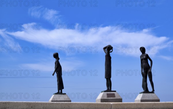 Bronze sculpture La Heure du Bain by Dominique Denry on the beach, sky, blue, Fécamp, Normandy, Seine-Maritime, France