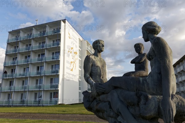 Sculpture Family in front of Morada Strandhotel Baltic resort Kühlungsborn, Baltic Sea, Mecklenburg-Vorpommern, Germany