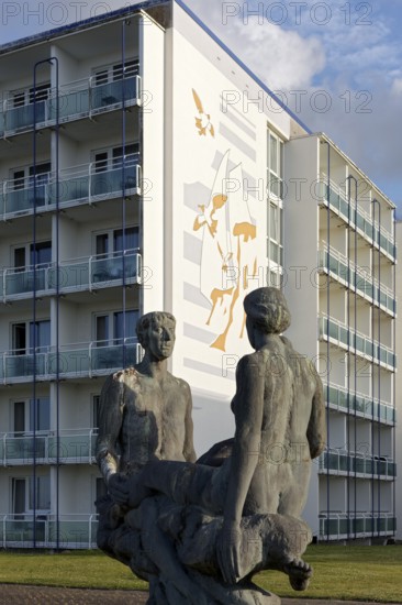 Sculpture Family in front of the Morada Strandhotel Baltic resort Kühlungsborn, Kühlungsborn, Baltic Sea, Mecklenburg-Western Pomerania, Germany
