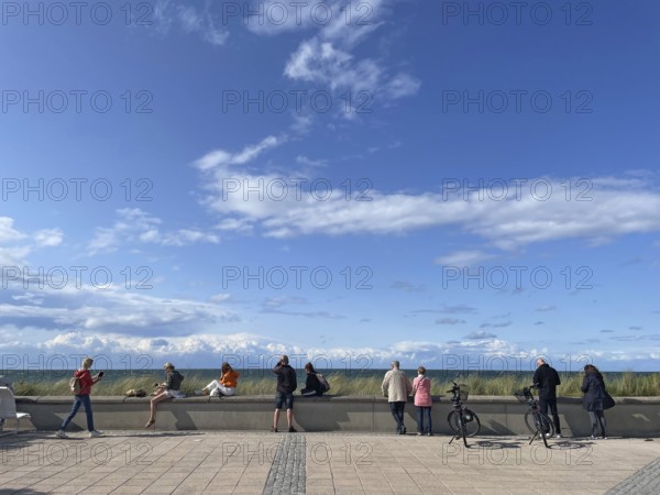 People on the beach promenade looking out to sea, blue sky, Baltic resort Kühlungsborn, Baltic Sea, Mecklenburg-Western Pomerania, Germany
