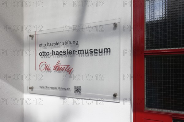 Sign Otto-Haesler-Museum, Bauhaus architecture, Blumläger Feld estate, Celle, Lower Saxony, Germany