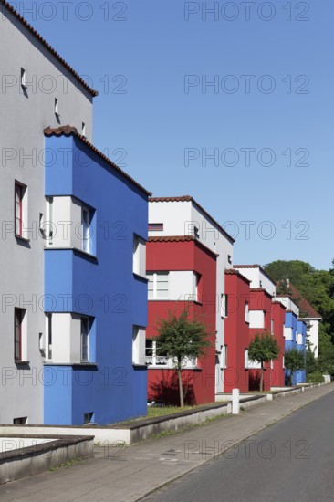 Estate IItalienischer Garten from 1925, residential buildings in cubic design with blue and red façades, Bauhaus architecture, architect Otto Haesler, Celle, Lower Saxony, Germany