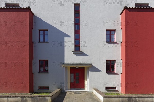 Modern flat-roofed house from 1925, cubic design with red façade, Bauhaus architecture, architect Oto Haesler, Celle, Lower Saxony, Germany