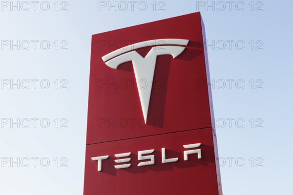 Tesla, pillar with logo in front of Tesla repair shop, US car manufacturer for electric cars, Krefeld-Linn, North Rhine-Westphalia, Germany