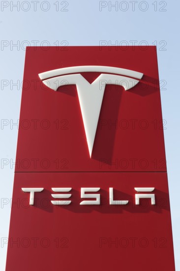 Tesla, pillar with logo in front of Tesla repair shop, US car manufacturer for electric cars, Krefeld-Linn, North Rhine-Westphalia, Germany
