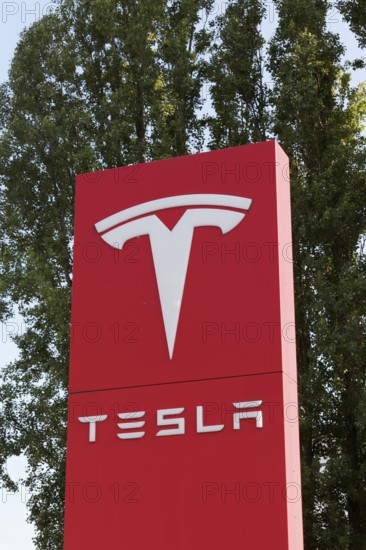 Tesla, pillar with logo in front of Tesla repair shop, US car manufacturer for electric cars, Krefeld-Linn, North Rhine-Westphalia, Germany